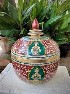 โถเบญจรงค์ ลายเทพนม พร้อมฝาปิดทรงหยดน้ำ ใบใหญ่