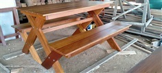 โต๊ะเก้าอี้สนามผลิตจากไม้เก่า