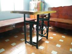 โต๊ะไม้ขาจักรไม้กันเกรา | สวนของขวัญแอนด์การเด้นท์ - ศรีราชา ชลบุรี