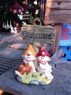 ตุ๊กตาเรซิ่นนั่งคู่ป้าย Welcome | สวนพบพลอย - คลองสามวา กรุงเทพมหานคร