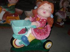 ตุ๊กตาปูนปั้นเด้กผู้หญิงขี่จักรยาน