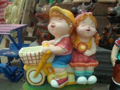 ตุ๊กตาปูนปั้นเด็กชายหญิงขี่จักรยาน
