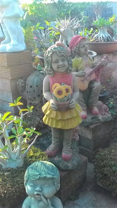 ตุ๊กตาผู้หญิงถือดอกไม้งานปูนทำสีสไตล์เด็กฝรั่ง