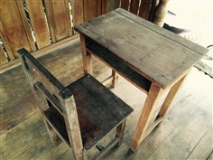 โต๊ะนักเรียนเก่าพร้อมเก้าอี้ไม้สัก