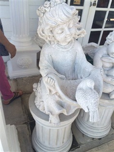 ตุ๊กตาปูนปั้น เด็กนั่งตอไม้ | อาณาจักรโรมัน - เมืองสุราษฎร์ธานี สุราษฎร์ธานี