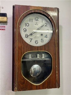 นาฬิกาไขลานโบราณ นาฬิกาแขวนผนังโบราณ ทรงสี่เหลี่ยม