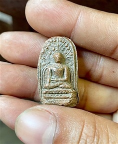 พระคงลำพูน กรุเก่า เนื้อดิน วัดพระคงฤๅษี สีพิกุล