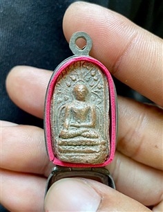 พระคงลำพูน กรุเก่า เนื้อดิน วัดพระคงฤๅษี สีพิกุล