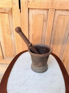 ครกบดยาเหล็กเงางานเก่า อายุเกิน 50 ปี 