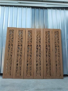 บานเฟี้ยมไม้สักเก่า ฉลุลวดลายต้นไผ่