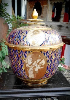 โถเบญจรงค์ ลายน้ำทอง จปร รูปรัชกาลที่5 ลายดอกเข็ม | ร้านวังโบราณ - บางบัวทอง นนทบุรี
