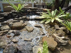สวนน้ำตกและลำธารหมู่บ้านลากุนน่าโฮม