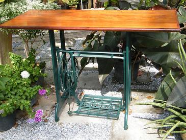 โต๊ะไม้สักขาจักร | สวนของขวัญแอนด์การเด้นท์ - ศรีราชา ชลบุรี