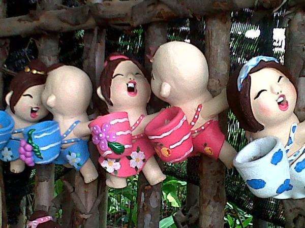 ตุ๊กตาเด็กเกาะต้นไม้