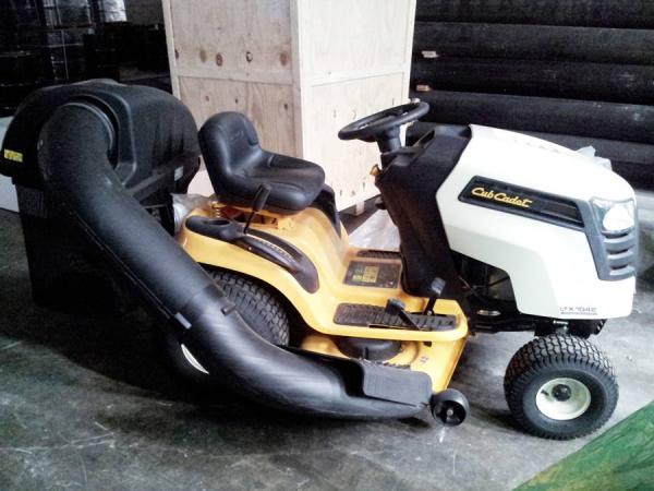 รถตัดหญ้าแบบนั่งขับ Cub Cadet by MTD