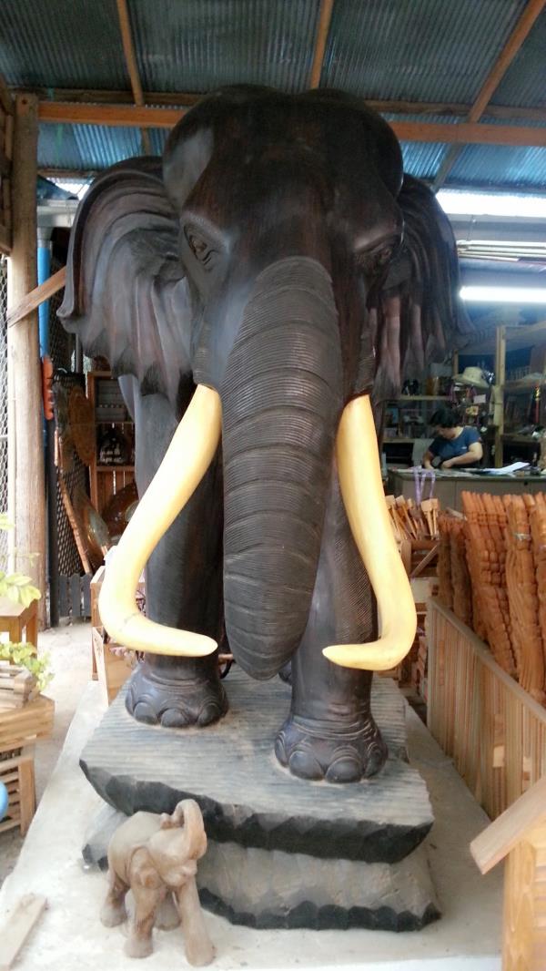 ช้างแกะสลักขนาดใหญ่ | Dee Dee OTOP Design Lampang - แม่ทะ ลำปาง