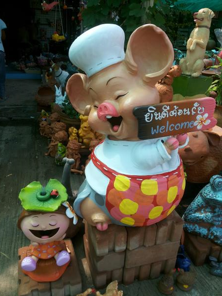 ตุ๊กตาหมูเชฟถือป้าย | ร้านเจ๋ง ด่านเกวียน - โชคชัย นครราชสีมา