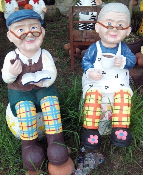 ตุ๊กตาคู่ตาสูบไปด์ยายจิบโอวัลติน คู่ละ | วรรณาดินเผา - นครราชสีมา