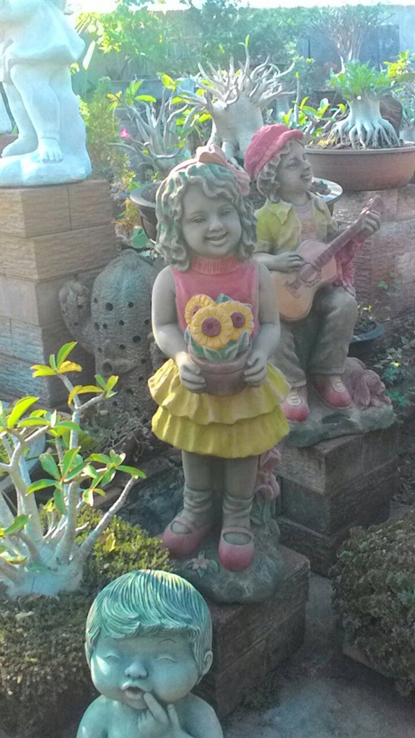 ตุ๊กตาผู้หญิงถือดอกไม้งานปูนทำสีสไตล์เด็กฝรั่ง | นิ่มนวลลักกี้โฮม -  กรุงเทพมหานคร