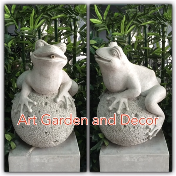 SB-0022 กบพ่นน้ำบนลูกบอล หินทราย (ก40ส62) | Art Garden and Decor - บางใหญ่ นนทบุรี