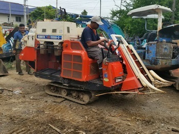 รถเกี่ยวข้าว นวดข้าว มัดฟาง แบบนั่งขับ KUBOTA: RX 1550