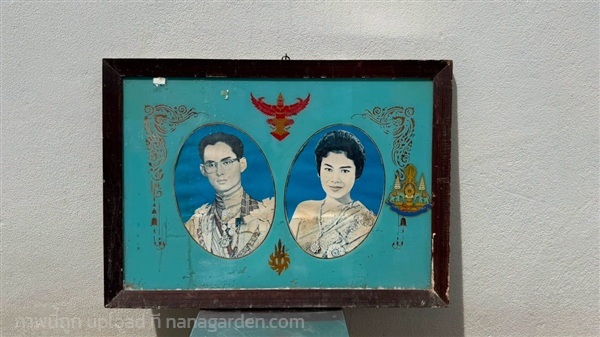 พระบรมฉายาลักษณ์คู่บนแผ่นกระจกเขียนสีแบบงานโบราณ  | ร้านโสภาไม้เก่าสุพรรณ - สองพี่น้อง สุพรรณบุรี