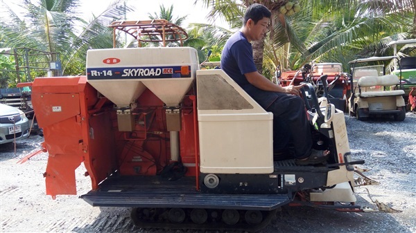 รถเกี่ยวข้าวญี่ปุ่นใช้ยี่ห้อ Kubota  | บ้านสวน แหนแดง - กระทุ่มแบน สมุทรสาคร