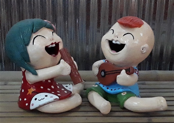 ตุ๊กตาดินเผา เด็กคู่ นั่งเล่นดนตรี | Din Design เครื่องปั้นดินเผา -  กรุงเทพมหานคร