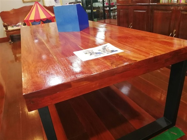โต๊ะไม้ประดู่ขนาดความกว้าง 110 ซม. ความยาว 240 ซม.