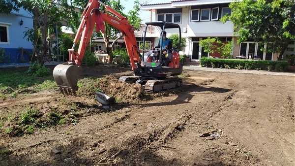 บริการปรับระดับพื้นดินเพื่อปูหญ้ามาเลย์และหญ้าญี่ปุ่น | ดูดีการ์เด้นโฮม - บางบัวทอง นนทบุรี