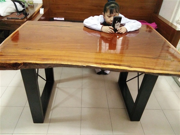 โต๊ะไม้แดง ก80-96xย136xส76 (พรอ้มขาเหล็ก) 